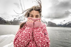 Devold Svalbard Sweater High Neck Unisex Hindberry/Off White