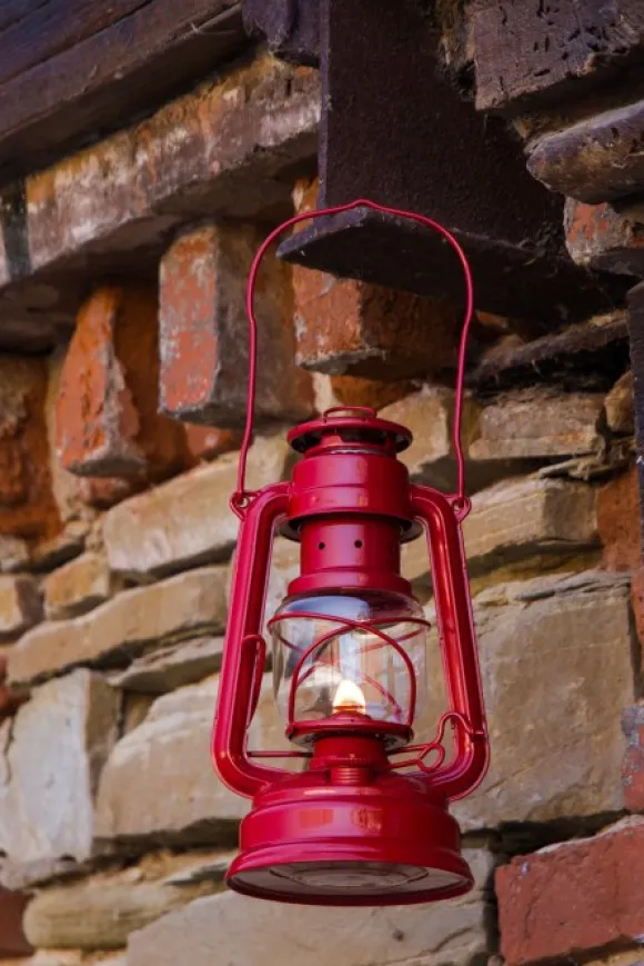 Feuerhand Storm Lantern 276 Punainen