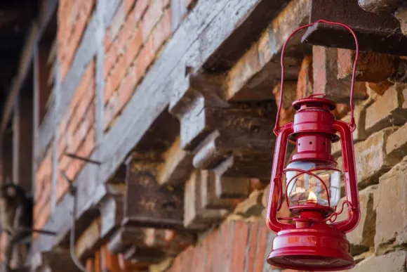 Feuerhand Storm Lantern 276 Punainen