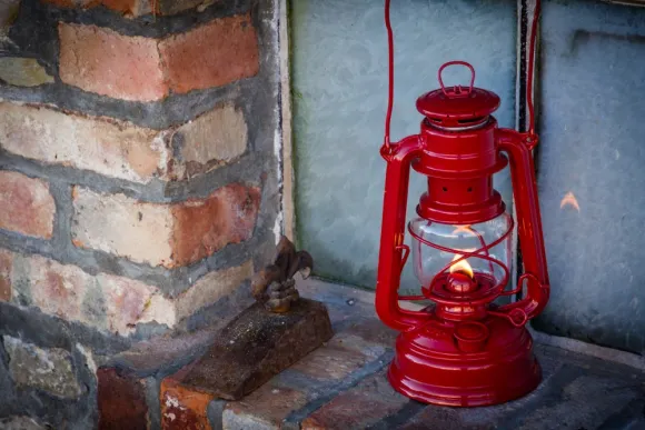 Feuerhand Storm Lantern 276 Punainen