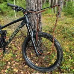 FinNero POWER talutushihna jousto-osiolla, musta/oranssi