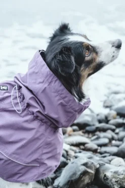 Hurtta Drizzle koiran sadetakki, korppi 60-70 cm