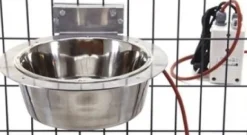 Jämpti lämmitettävä koiran juomakuppi tarhan sisäpuolelle