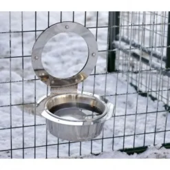 Jämpti lämmitettävä koiran juomakuppi tarhan ulkopuolelle