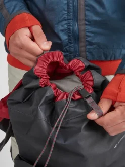 Klättermusen Fjörm Backpack vaellusreppu, musta