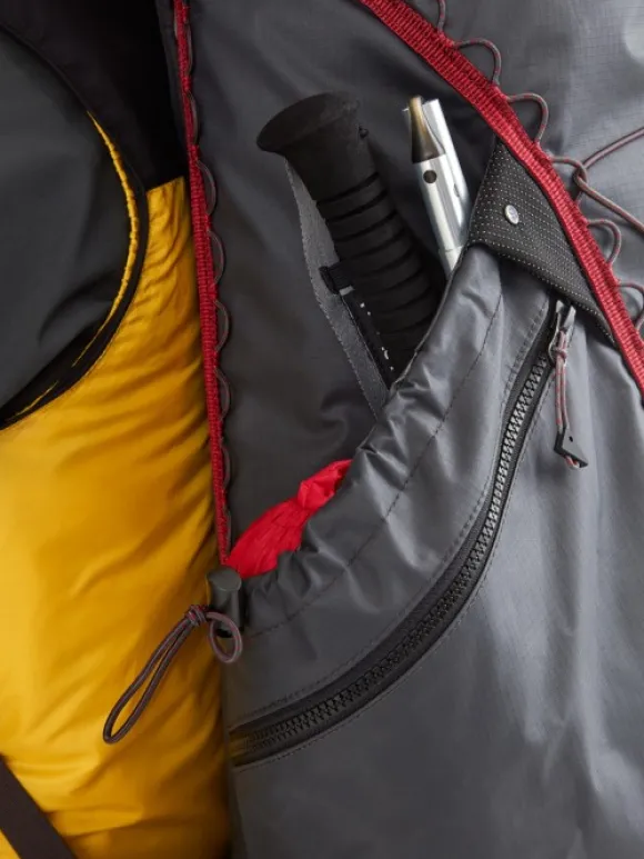 Klättermusen Raido 2.0 Backpack reppu, 38L, mustaharmaa