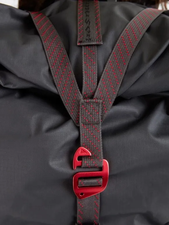 Klättermusen Raido 2.0 Backpack reppu, 38L, mustaharmaa