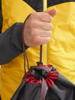 Klättermusen Raido 2.0 Backpack reppu, 38L, mustaharmaa