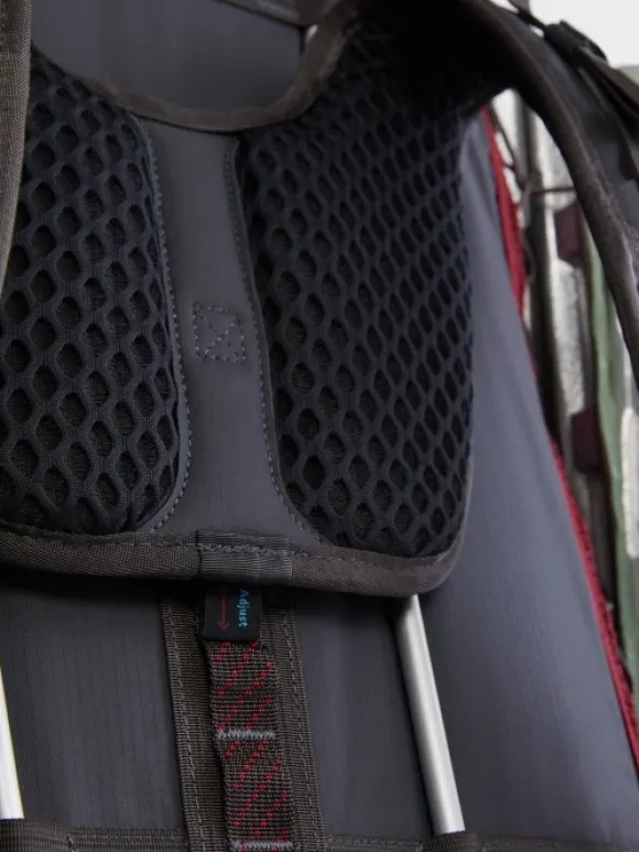 Klättermusen Raido 2.0 Backpack reppu, 55L, mustaharmaa