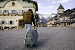 Osprey Sojourn 60 matkalaukku, musta