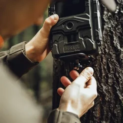 Riistakameran puukiinnike + Burrel Battery Holder -akkuteline