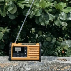 Sangean MMR88 DAB hätäradio kammella, keltainen