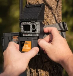 Spypoint Lithium Battery Pack and Charger LIT-10 riistakameran akku ja laturi